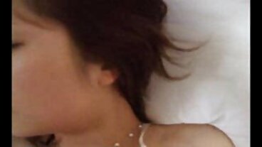 Film Lying Doggystyle avec la jolie Anastasia Knight et Kira Noir films porno allemand de Reality Kings